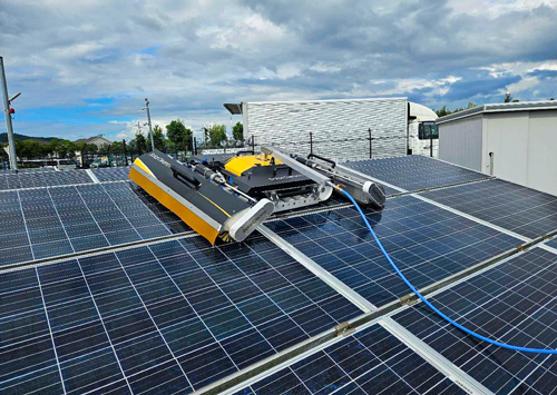 アマテラス洗浄機で太陽光パネルの洗浄をしている様子